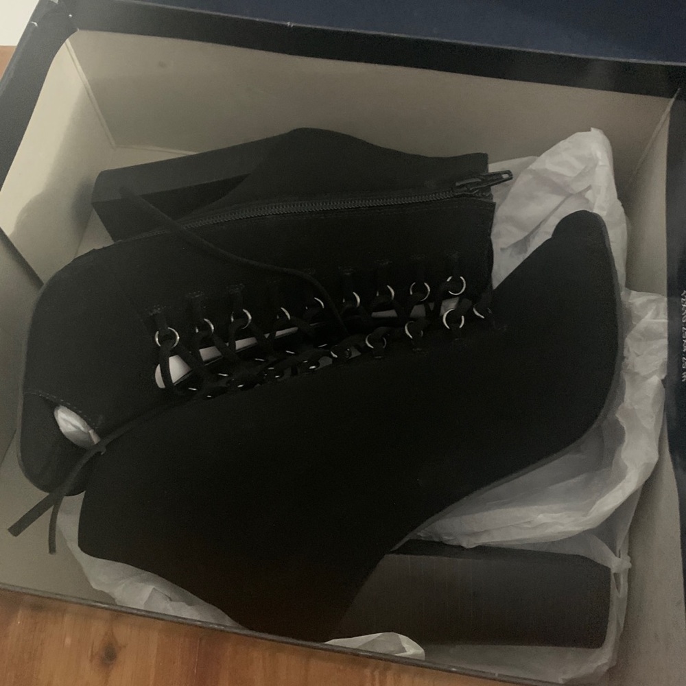 Shoes - Picture 7 of 8